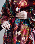 Yksityiskohta Powell Craftin puuvillaisesta Velvet burgundy floral naisten kimono-aamutakin vyötäröstä.