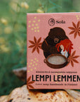 Solan Lempi lemmen -saippua pahkan päällä, kukkaniityn laidalla.