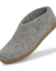 Glerupsin harmaa shoe-mallinen ja nahkapohjainen huopatossu valkealla taustalla.