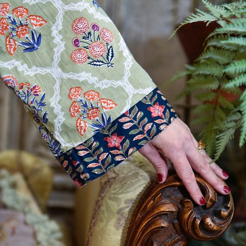 Yksityiskohta Powell Craftin vihreän, perskikan ja tummansinisen sävyisen aamutakin hihansuusta.