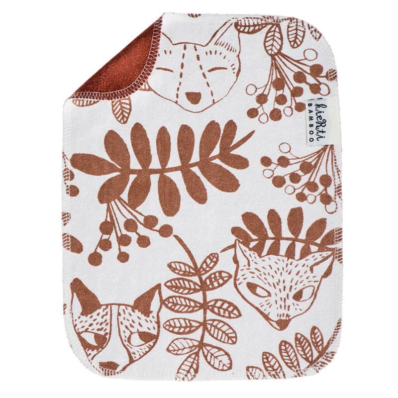 Kiertin Bambuinen tiskirätti Kettu sävyssä ruskea, jossa valkoisella pohjalla lämpimänruskeita kettuja ja pihlajanmarjoja ja -lehtiä. Kääntöpuoli yksisävyinen lämmin ruskea.