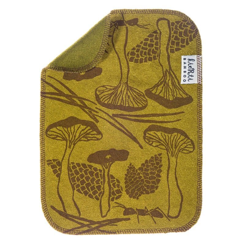 Kierti Bambuinen tiskirätti - Sienimetsä sävyssä Sammal, jossa sammalenvireällä pohjalla ruskeita sieni- ja käpykuvioita. Kääntöpuoli on yksivärinen sammalenvihreä.