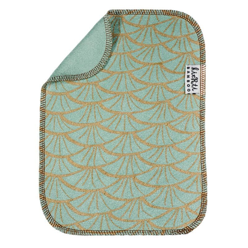 Kierti Bambuinen tiskirätti Suomu sävyssä kulta, jossa mintunvihreällä pohjalla kultaisia art deco -henkisiä suomu-/viuhkakuvioita. Kääntöpuoli on yksivärinen mintunvihreä.