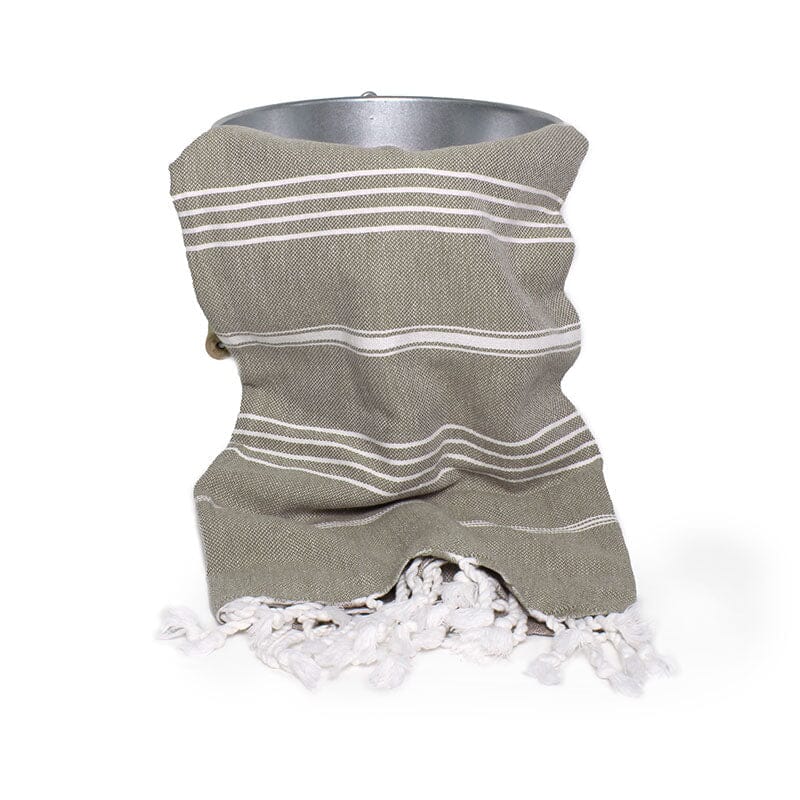 Saunatonttu by Kaurilan saunan Elsan Hamam-pyyheliina sävyssä Sammal, jossa murretunvihreällä pohjalla harvassa valkoisia raitoja ja päissä valkoiset kierrehapsut.