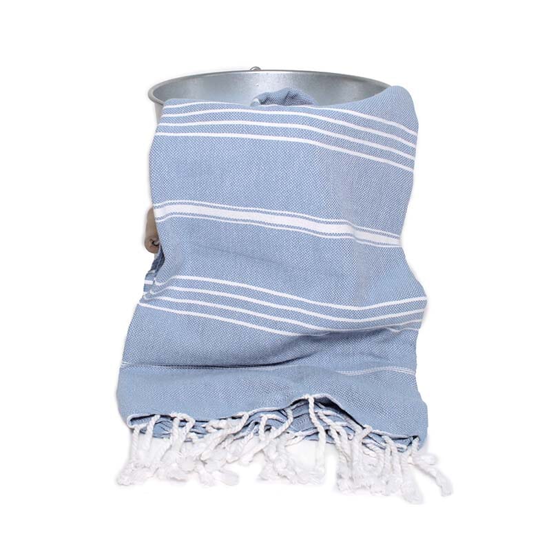 Saunatonttu by Kaurilan saunan Elsan Hamam-pyyheliina sävyssä Vaaleansininen, jossa vaaleansinisellä pohjalla harvassa valkoisia raitoja ja päissä valkoiset kierrehapsut.