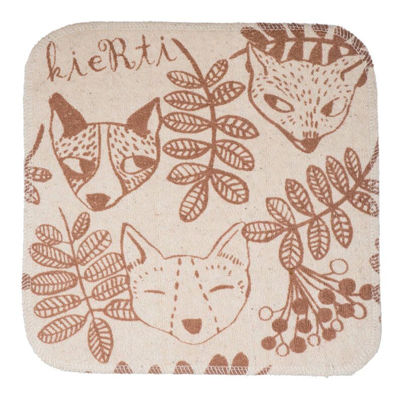 Kierti Hamppuinen tiskirätti Kettu, sävyssä ruskea, jossa valkoisella pohjalla lämpimänruskeita kettuja ja pihlajanmarjoja ja -lehtiä.