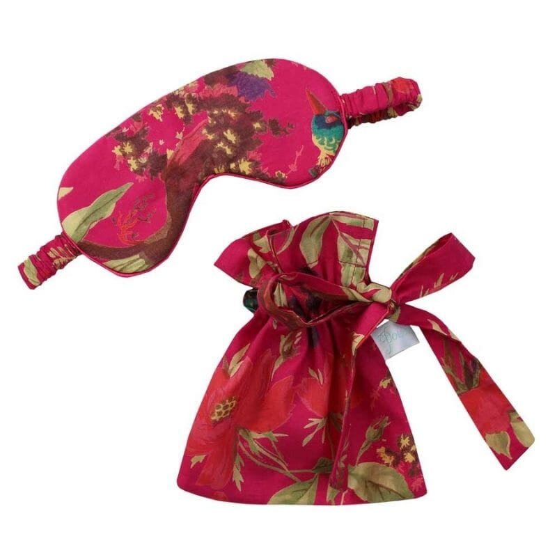 Hot Pink Bird Print unimaski ja sen samasta kankaasta tehty pussukka valkoisella taustalla.