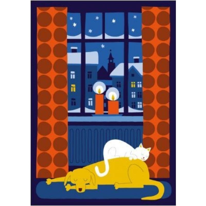 Kehvola Designin Joulurauha-postikorttissa koira ja sen päällä kissa nukkuvat tyytyväisinä Marimekon verhojen koristaman ikkunan edessä. Ikkunalla loistaa kaksi kynttilää ja sen takana avautuu tunnelmallinen sininen kaupunkimaisema.