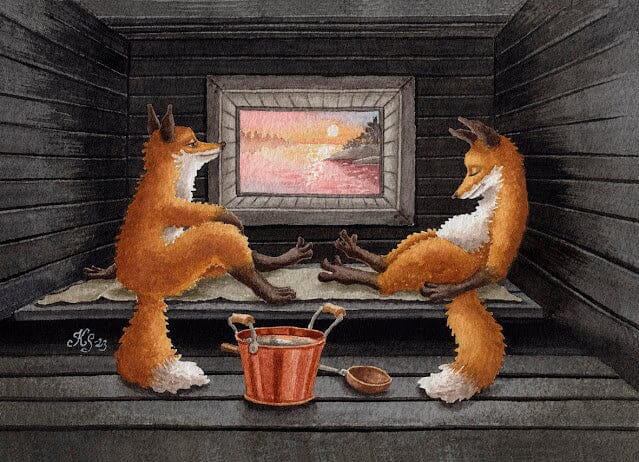 Katja Saarion Kaksin Saunassa -laudeliinassa kaksi kettu nautiskelevat saunan lämmössä ja toinen katselee saunan ikkunasta näkyvää auringonlaskussa hehkuvaa rantamaisemaa.