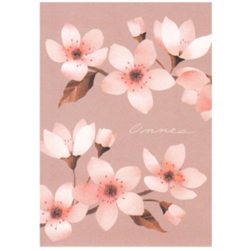 Annariikka Qvistin roosassa Kirsikankukat- postikortissa ihastuttavat kaksi kukkivaa kirsikanoksaa ja teksti "Onnea" niiden välissä, roosalla taustalla.