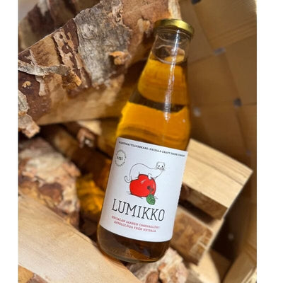 Heisala Craftin Lumikko alkoholiton omenaglögi 0.75L halkokorissa. Veikeän glögipullon etiketissä ihastuttaa punaisen omenan päällä poseeraava soma lumikko.