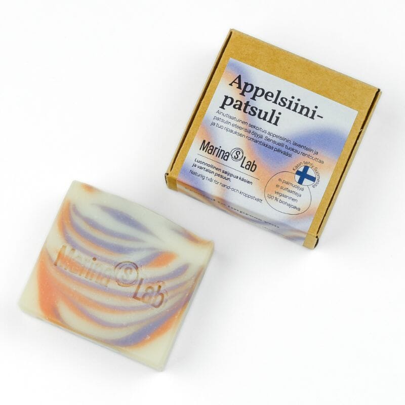 Marina's Labin  Appelsiini-patsuli-palasaippua ja sen kartonkipakkaus valkoisella taustalla. Kauniissa saippuassa on valkoisella pohjalla vaaleita violetin ja oranssin sävyisiä raitoja, samoin etiketissä.