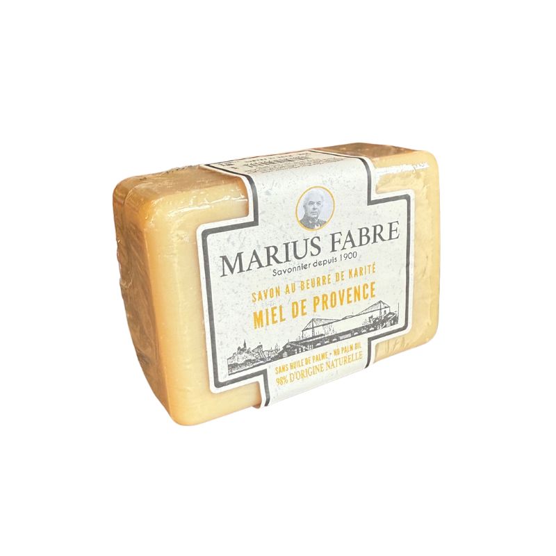 Marius Fabre Miel de Provence -hunajasaippua 100 g. Marius Fabre sheavoi -palasaippua on luonnollinen, palmuöljytön saippua, joka on valmistettu oliivi-, kookos- ja auringonkukkaöljyistä. Sheavoi pehmentää ihoa, ja saippua hurmaa provencelaisen hunajan tuoksullaan. Valmistettu käsityönä Ranskassa. 