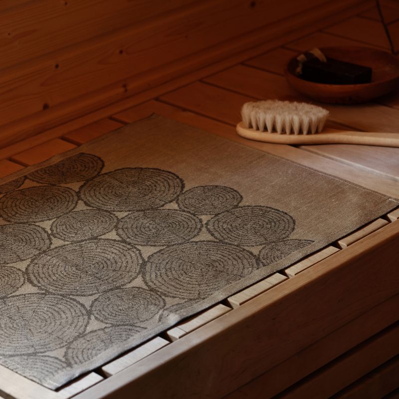 Lapuan Kankureiden Motti-laudeliina ja saunaharja saunan lauteilla.