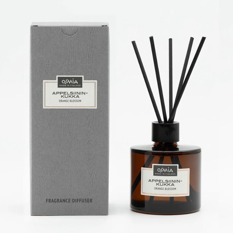 Osmian Appelsiininkukka-huonetuoksun lahjapakkaus, johon kuuluu 250ml tyylikäs ruskea lasipullo, mustat tuoksutikut ja harmaa pahvipakkaus.
