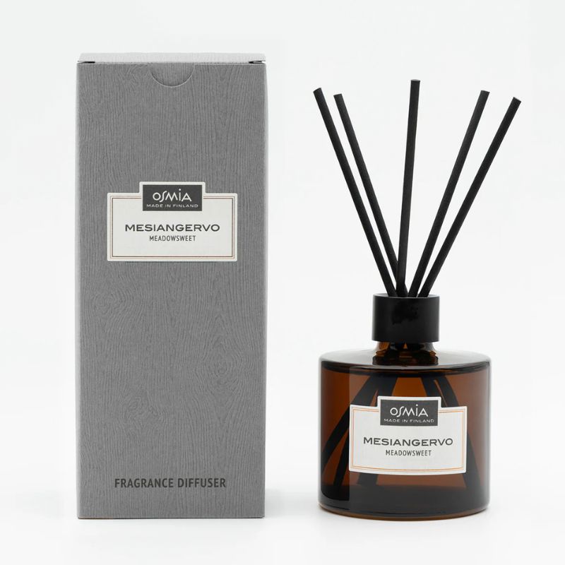 Osmian Mesiangervo-huonetuoksun lahjapakkaus, johon kuuluu 250ml tyylikäs ruskea lasipullo, mustat tuoksutikut ja harmaa pahvipakkaus.