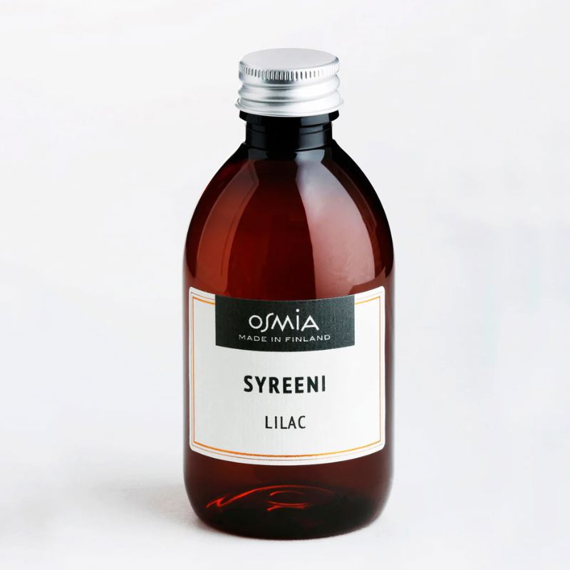 Osmia Syreeni -huonetuoksu täyttöpullo edestä kuvattuna. Ruskea muovinen pullo, jossa alumiininen kierrekorkki ja vaalea yksinkertainen etiketti.