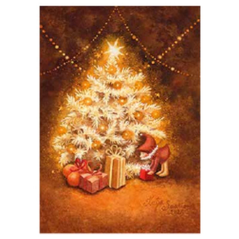 Katja Saarion terrakotansävyisessä Joulukuusen alla -postikortissa hehkuu vaalea joulukuusi kynttilöineen ja sen  juurella pieni tonttu puuhailee lahjapakettien äärellä.