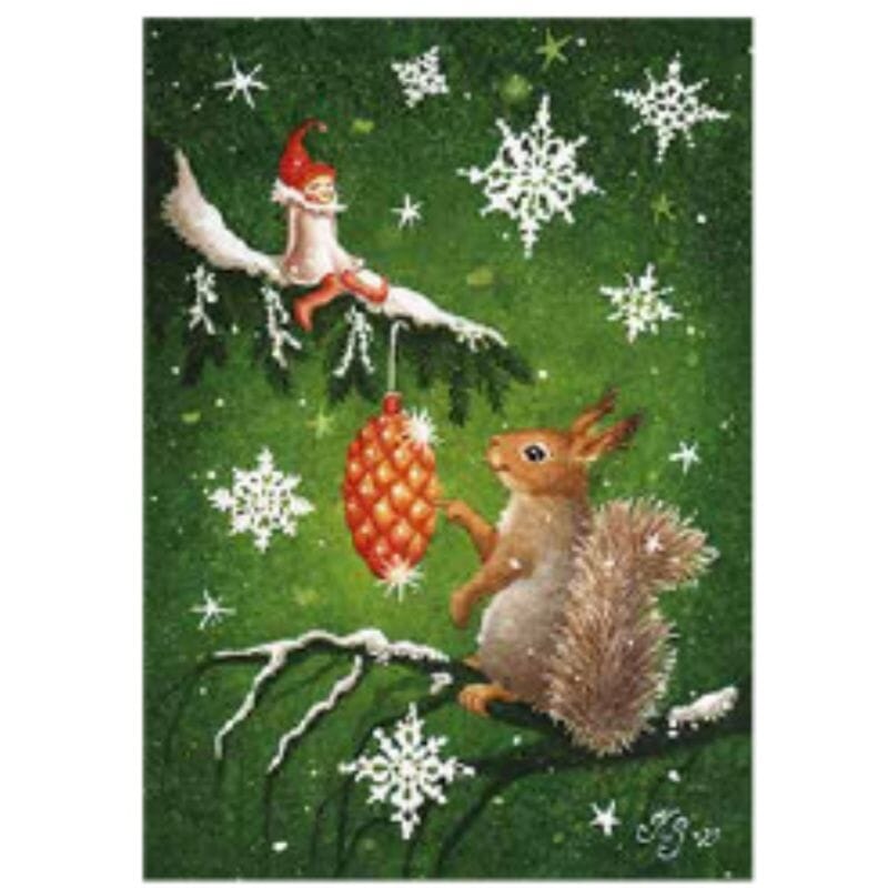 Katja Saarion Käpykoriste-postikortissa orava ja tonttu istuvat puiden oksilla ihastelemassa kimaltelevaa käpykoristetta.