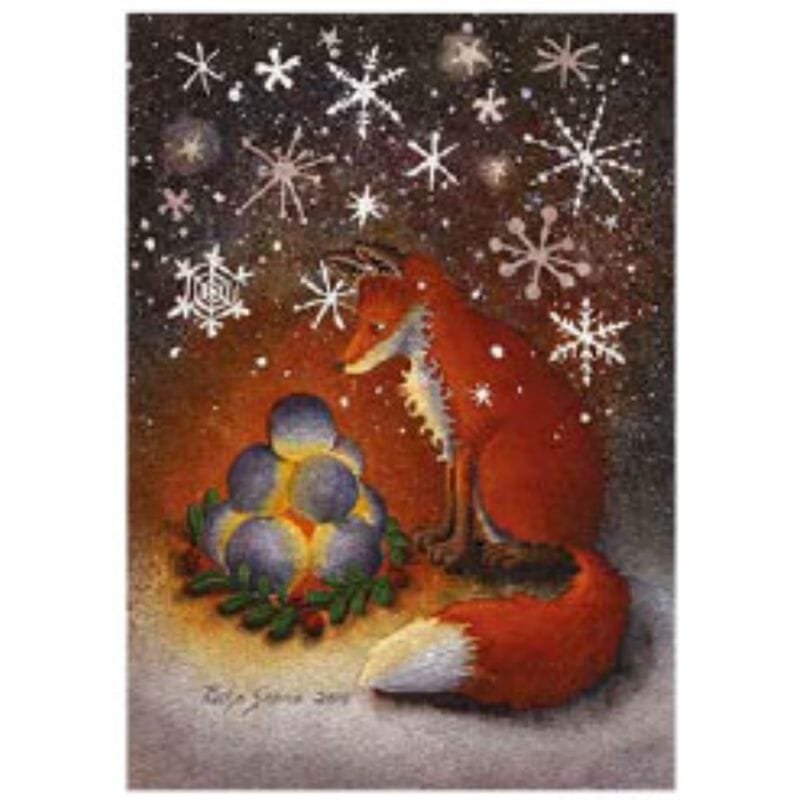 Katja Saarion Kettu ja lumilyhty -postikortissa kettu katsele hehkuvaa puolukan varvuilla koristeltua lumilyhtyä.