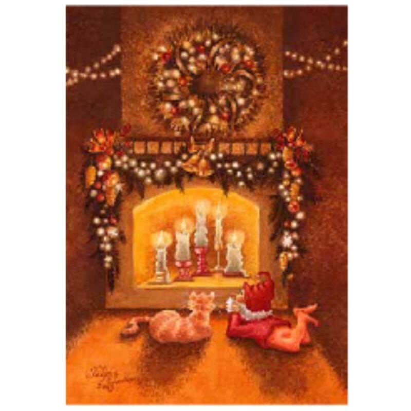 Katja Saarion Kynttilän lämpö -postikortissa punanuttuinen tonttu ja oranssiraitainen kissa pötköttelevät kynttilöin valaistun takan äärellä. Takan yllä kimaltelee muhkeat joulukoristeet.