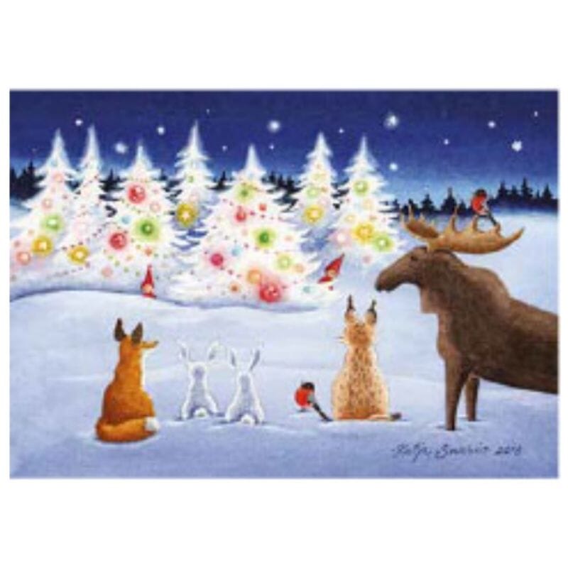 Katja Saarion Loistaa-postikortissa metsän eläopimet katselevat kimaltavia joulkukukuusia, joiden alta kuikkivat punapipoiset joulutontut