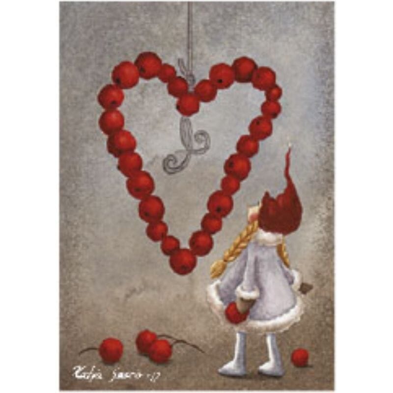 Katja Saarion Marja Sydän -postikortissa pieni lettipäinen tonttu katselee itseään isompaa marjoista tehtyä sydänkoristetta.