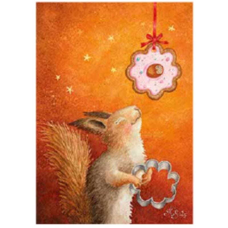 Katja Saarion Piparkakkuiloa-postikortissa orava ihastelee, ehkä nuuskii, punaisessa nauhassa roikkuvaa piparkakkua piparkakkumuotti käpälissään.