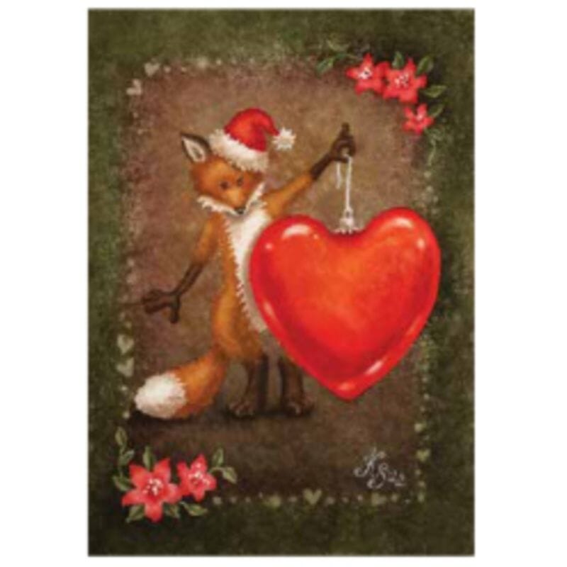 Katja Saarion Sydänkoriste-postikortissa tonttulakkipäinen kettu pitelee itsensä kokoista sydämenmallista punaista joulukoristetta kädessään.