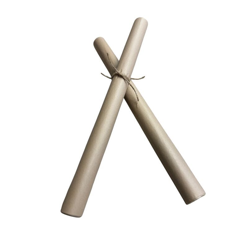 Kaksi rullaa ruskeaa silkkipaperia, jotka on sidottu ruskealla juuttinarulla.