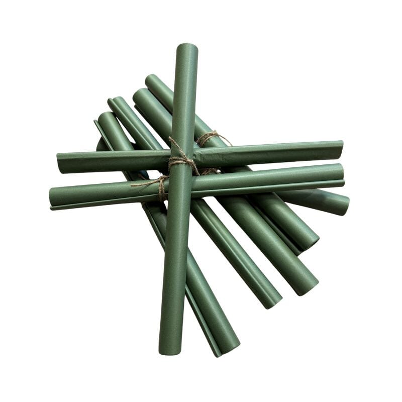 Vihreitä silkkipaperirullia, jotka on sidottu ruskealla juuttinarulla.