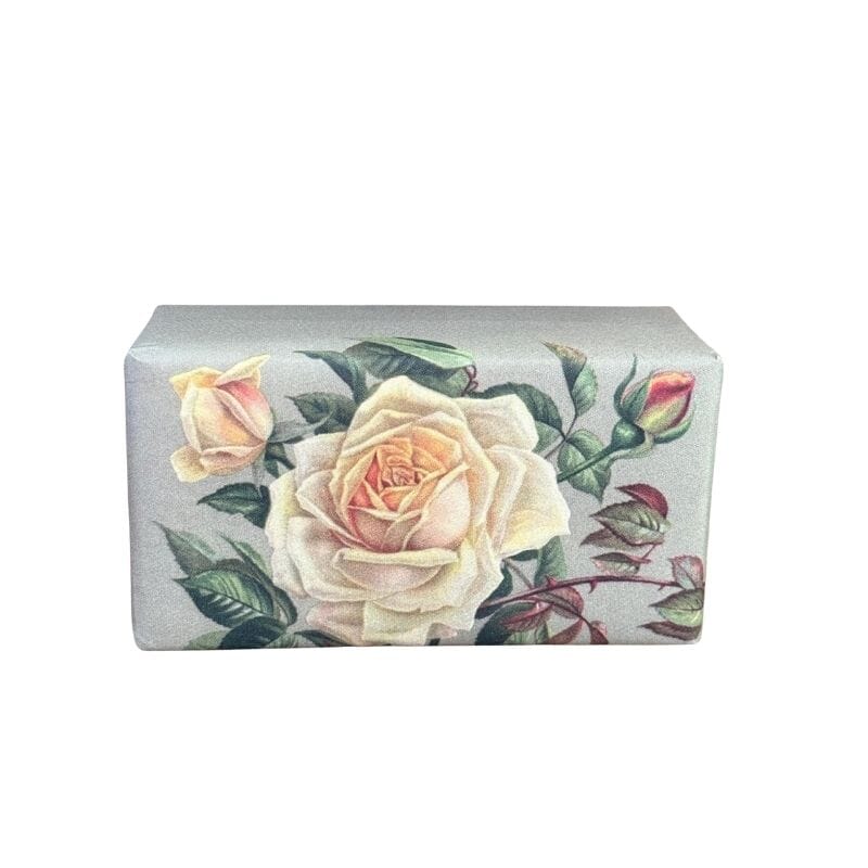 Sköna Ting Ruusu 2 Palasaippua 200g, jonka kauniissa paperikääreessä muhkea valkoinen ruusu ja 2 nuppua samassa varressa sinertävän harmaalla taustalla.