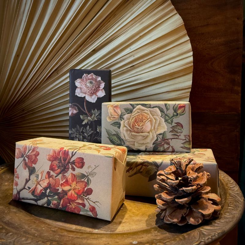 Sköna Ting Palasaippuoita asetelmassa puisella pöydällä.