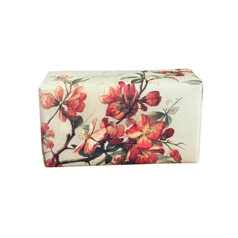 Sköna Ting Persikka Palasaippua 200g kauniissa paperikääreessä, jossa vihertävän vaalealla taustalla kukkivia persikkapuun oksia.