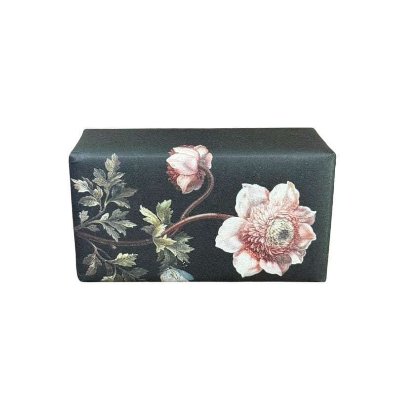 Sköna Ting Pioni Palasaippua 200g  kauniissa paperikääreessä, jossa mustalla pohjalla hennosti vaaleanpunaiseen taittavia valkeita kukkia.