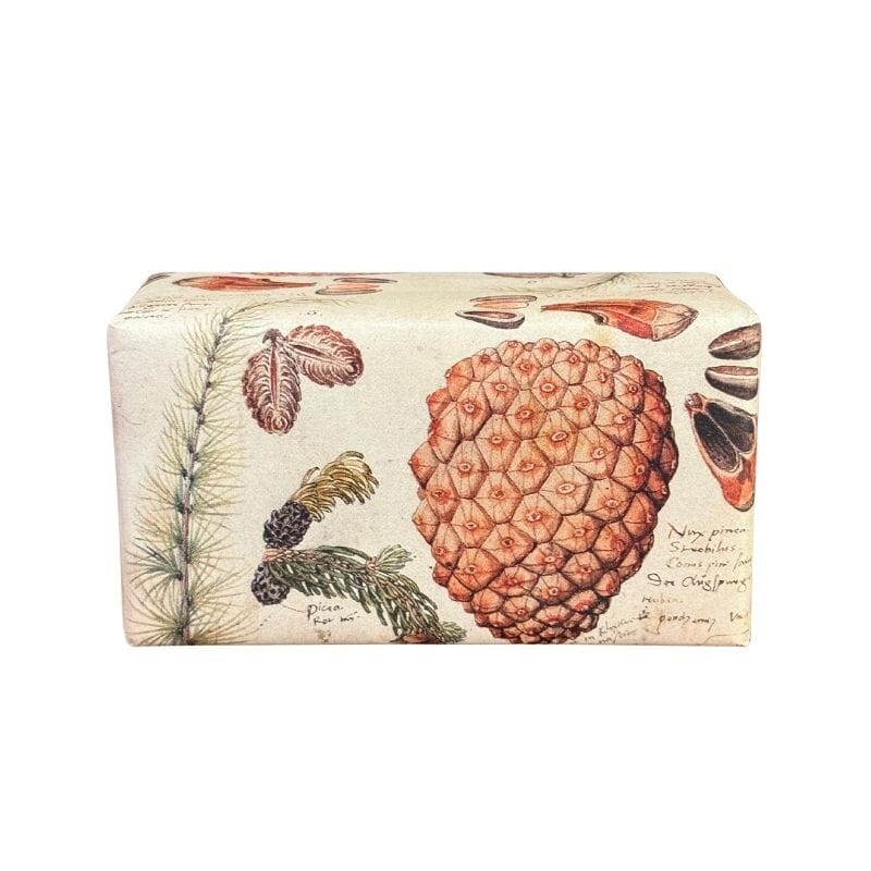 Sköna Ting Vanilja Palasaippua 200g kauniissa paperikääreessä, jossa vaalealla pohjalla pinjan käpy ja havuja.