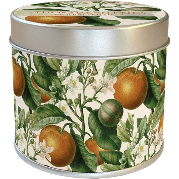 Sköna Ting Appelsiini -tuoksukynttilä valkoisessa vintage henkisessä metallipurkissa, jossa raikas ja pirteä appelsiinituoksu, täydellinen piristys arkeen