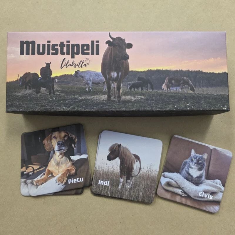 Tiluksilla-muistipeli, jonka pakkauksessa valokuva tilan lehmistä ja hevosista auringonlaskun valaisemalla laitumella. Esillä on myös muistipelin palat, joita tähdittävät Pietu-koira, Indi-poni ja Elvis-kissa. 