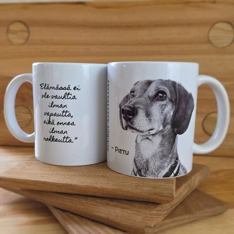 Tiluksilla Suuret Ajattelijat Pietu-muki, jota komistaa koira itse ja hänen suuri ajatuksensa.