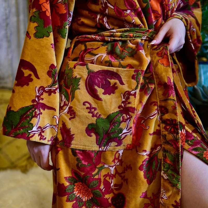 Yksityiskohta Powell Craftin Velvet Mustard Floral naisten kimono-aamutakista.