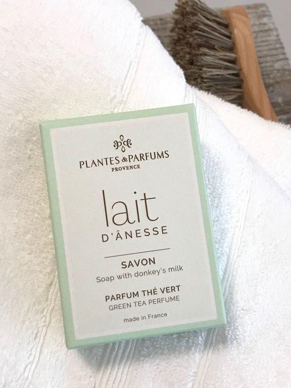 Plantes & Parfums Provencen 100 gramman vihreältä teeltä tuoksuva aasinmaitopalasaippua mintunvihreässä kartonkipakkauksessa. 