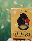 Solan Elämänvoima -saippua niityn laidalla.