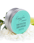 Kaurilan saunan Eukalyptus & lime -deodoranttivoide kierrekorkillisessa metallipurkissa, jossa on turkoosi etiketti. Tustalla lohko limeä ja eukalyptuksen oksa, etualalla mehiläisvaharakeita.