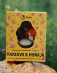Solan Kanerva & Hunaja -saippua pahkan päällä niityn reunalla.