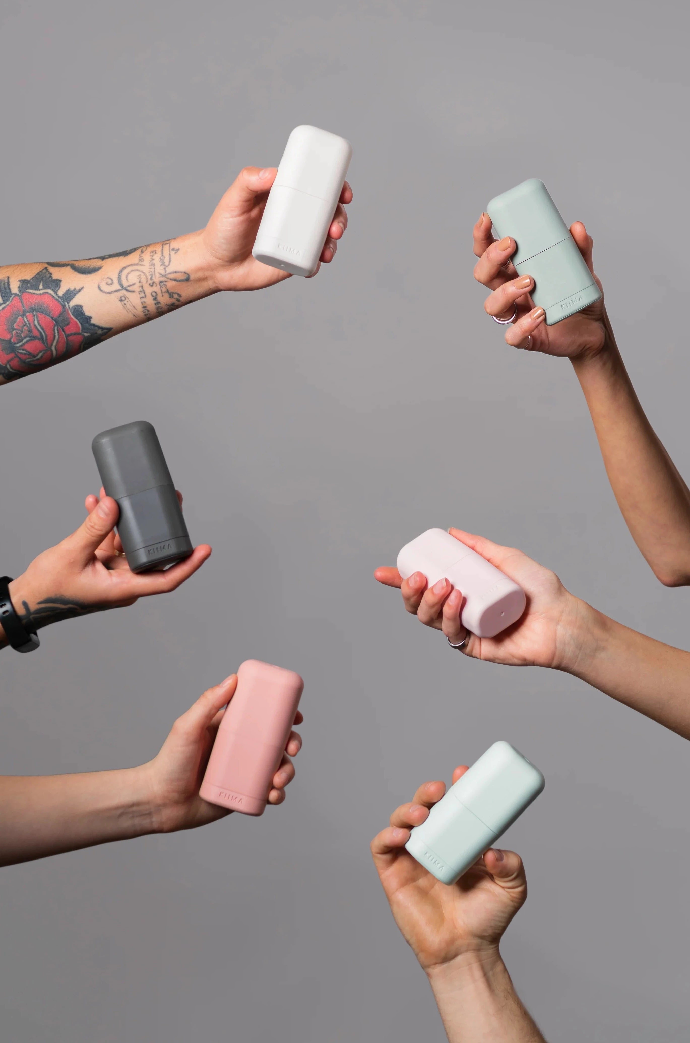 KIIMA -deodoranttiaplikaattorit eri sävyissään.