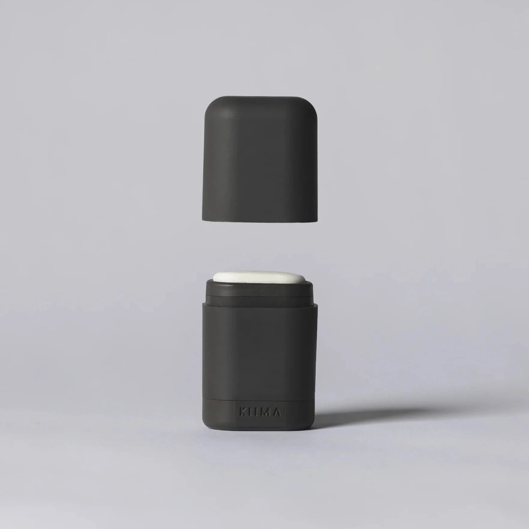 KIIMA -deodoranttiaplikaattori sävyssä hiili ja sen sisällä Kaurilan saunan deopala. 