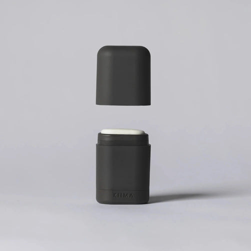 KIIMA -deodoranttiaplikaattori sävyssä hiili ja sen sisällä Kaurilan saunan deopala. 