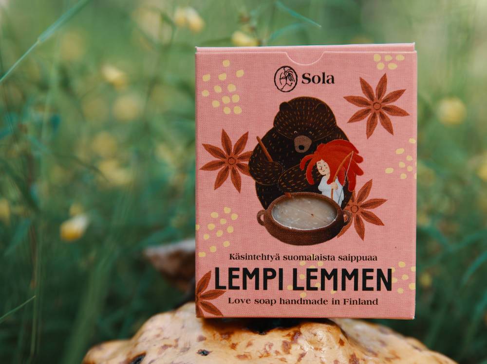 Solan Lempi lemmen -saippua pahkan päällä, kukkaniityn laidalla.
