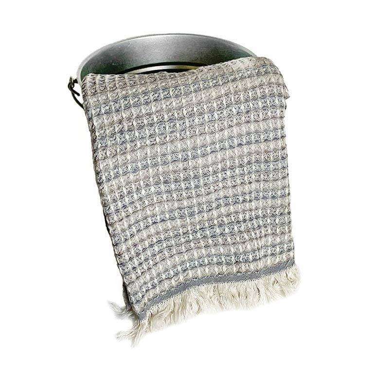 Saunatonttu by Kaurilan saunan Liisin Hamam-vohvelipyyhe sävyssä Harmaa-ruskea, jossa päissä vaaleat kevyet hapsut.