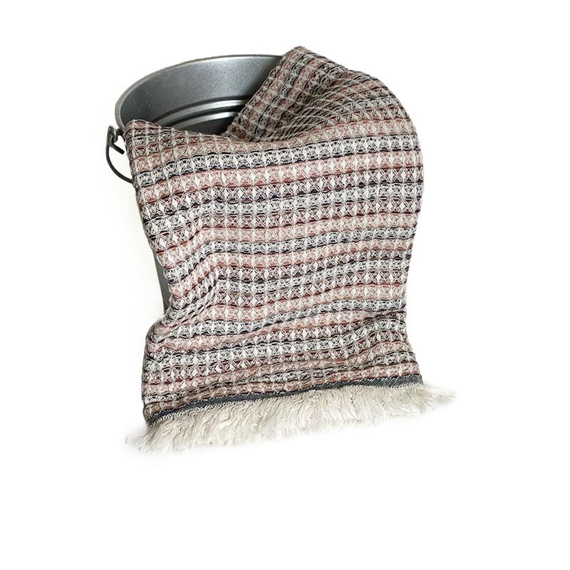 Saunatonttu by Kaurilan saunan Liisin Hamam-vohvelipyyhe sävyssä Lämmin ruskea, jossa päissä vaaleat kevyet hapsut.